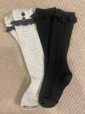 Pair of Ruffled Knee-High Socks in Black and Light Gray
